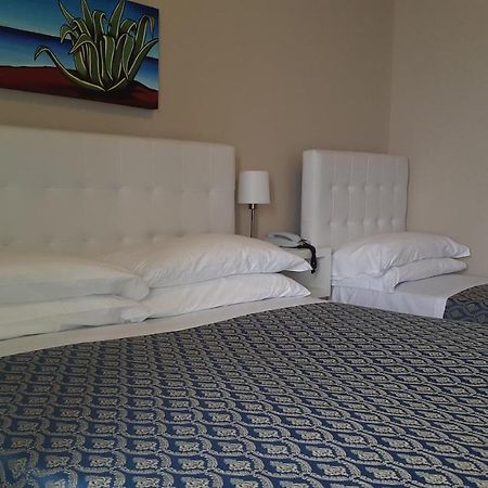 Hotel Lo Scoglio Porto Cesareo Exterior photo