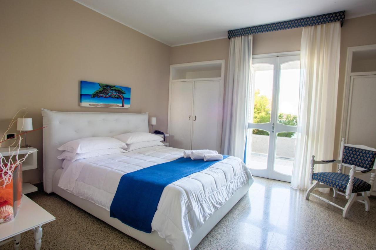 Hotel Lo Scoglio Porto Cesareo Exterior photo